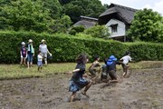 はしゃぎも個性、泥んこレース！