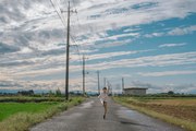 道の真ん中を歩こう。