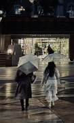 雨宿りの灯りへ